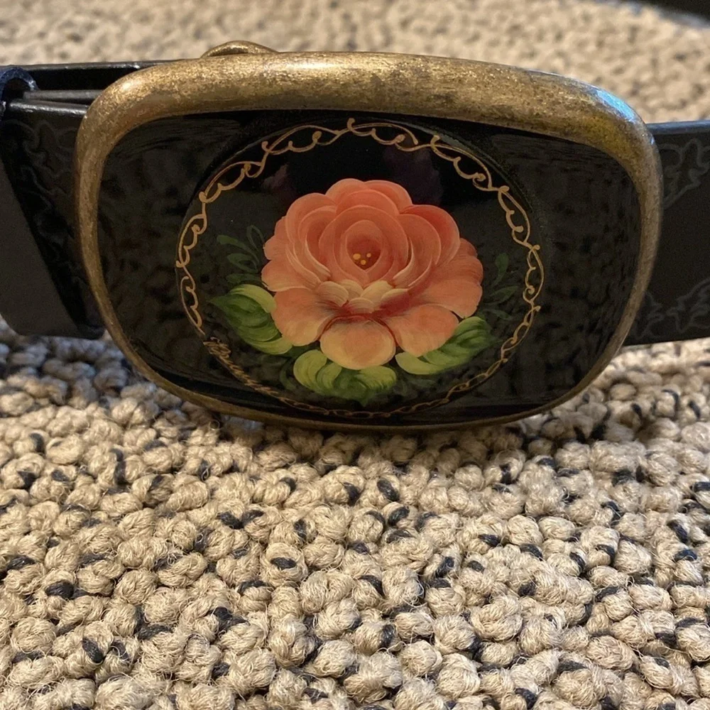 Leather Black Belt w/ Flower Buckle Size Small in Like New Condition